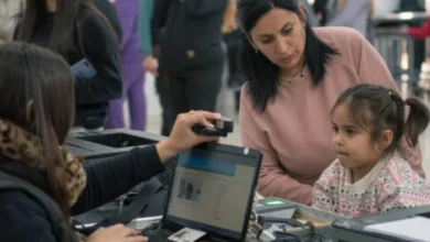 Personal del Registro Civil atendiendo a vecinos en un operativo DNI