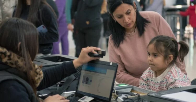 Personal del Registro Civil atendiendo a vecinos en un operativo DNI