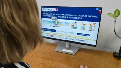 Imagen de una persona trabajando con niños, con un fondo de una comunidad