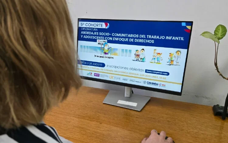 Imagen de una persona trabajando con niños, con un fondo de una comunidad