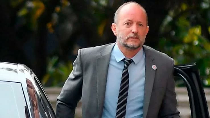 Imagen de Martín Insaurralde saliendo de un auto con la cara cubierta