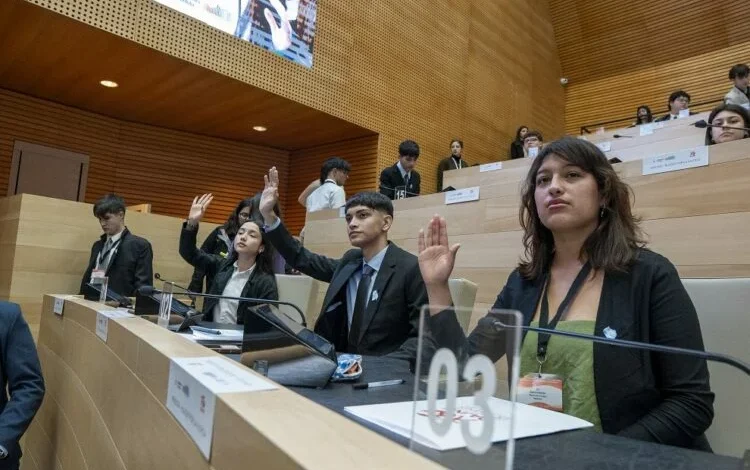Estudiantes secundarios en una sesión simulada de senadores en Córdoba