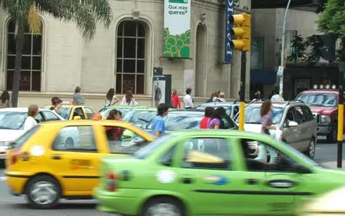 Taxistas de Córdoba protestan por la falta de regulación para los choferes de aplicaciones