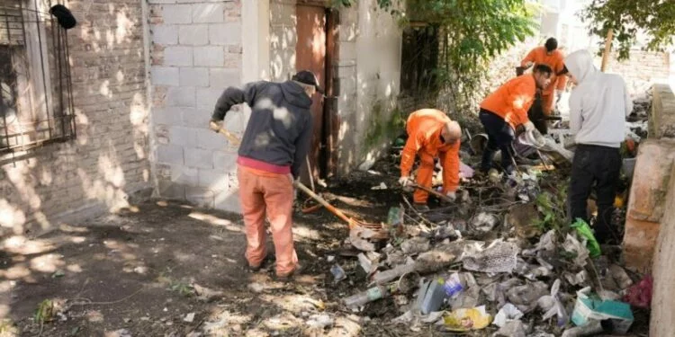 Operarios municipales retirando basura en el barrio 1° de Mayo