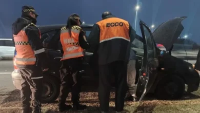 Una ambulancia y una patrulla policial en la banquina de la Circunvalación