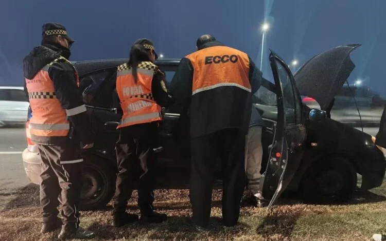 Una ambulancia y una patrulla policial en la banquina de la Circunvalación