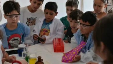 Niños participando en un taller de robótica en un Parque Educativo de Córdoba
