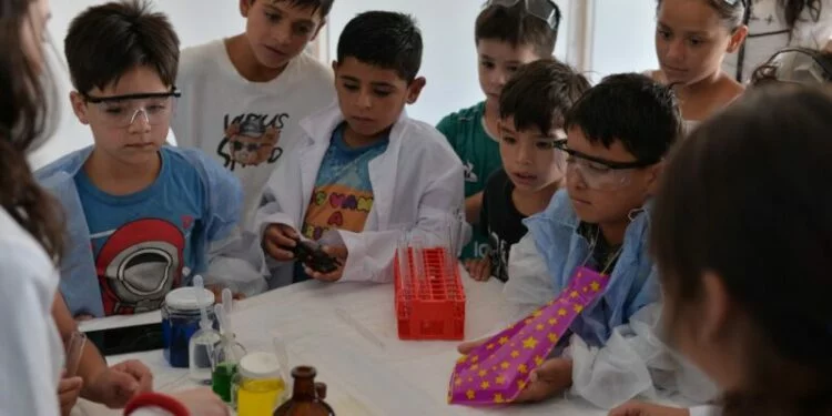 Niños participando en un taller de robótica en un Parque Educativo de Córdoba