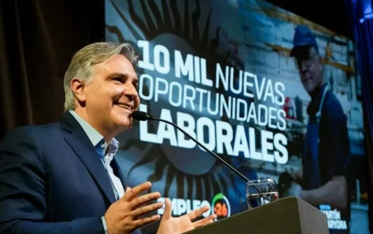 Imagen de una persona trabajando en una oficina, representando el empleo formal