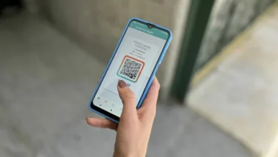 Imagen de una persona utilizando una aplicación móvil para obtener el Token de Seguridad Digital de Apross