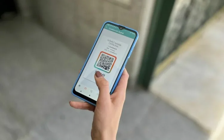 Imagen de una persona utilizando una aplicación móvil para obtener el Token de Seguridad Digital de Apross