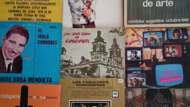 Diego Quiroga con su colección de vinilos en el Paseo del Buen Pastor