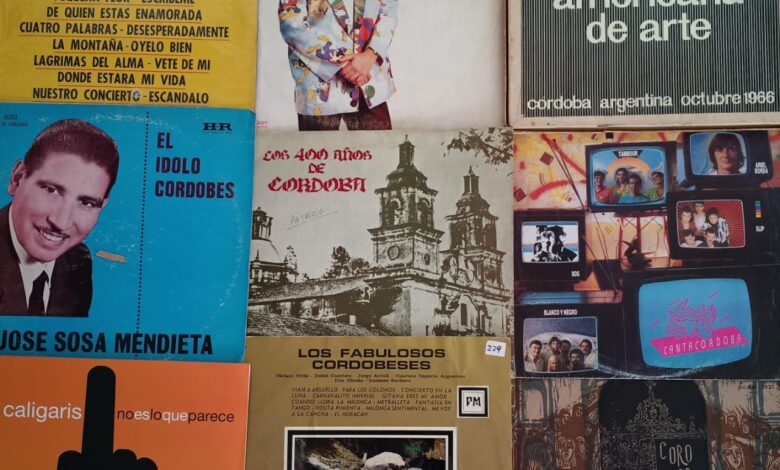Diego Quiroga con su colección de vinilos en el Paseo del Buen Pastor