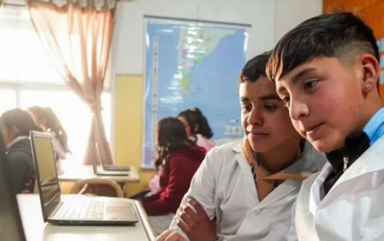 Estudiantes de Córdoba trabajando en un proyecto de Matemática