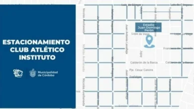 Estadio Monumental Presidente Perón en Córdoba con señalización de estacionamiento medido