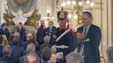 Manuel Adorni sonriendo durante la jura de Diego Santilli
