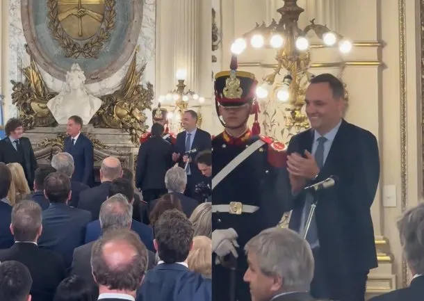 Manuel Adorni sonriendo durante la jura de Diego Santilli