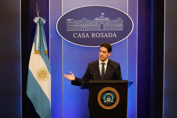Adrián Ravier, vocero presidencial, en una conferencia de prensa