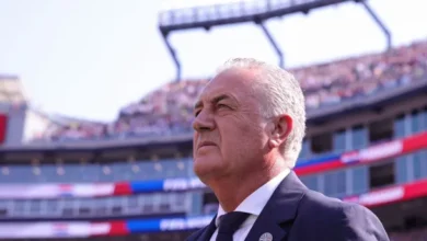 Imagen de los jugadores de Francia y Paraguay en el campo de fútbol