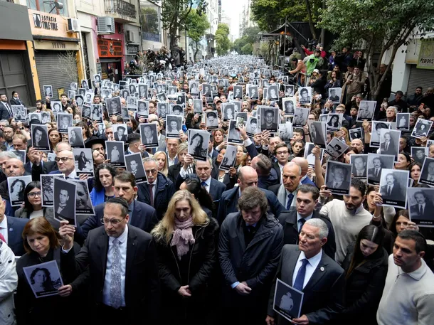 Imagen de la sede de la AMIA en Buenos Aires, con una bandera de Israel y una placa conmemorativa del atentado