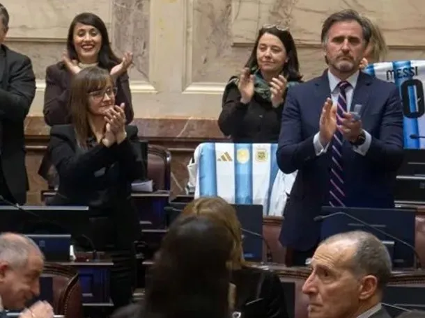 Senadores argentinos con camisetas de la Selección Nacional en el Congreso