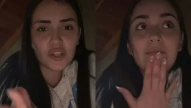 Imagen de una persona mirando su teléfono con una expresión de sorpresa