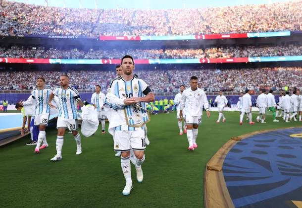 La Selección Argentina con brazalete negro en homenaje a Antonio Rattín