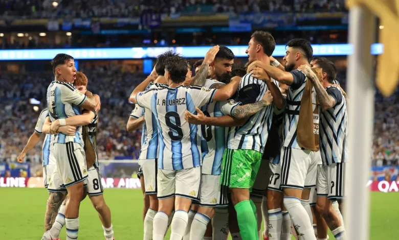 Lionel Messi con un chichón en la cabeza después de un golpe durante el partido