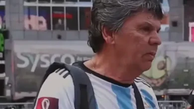 Un hincha argentino en Nueva York con una camiseta de la Selección Argentina