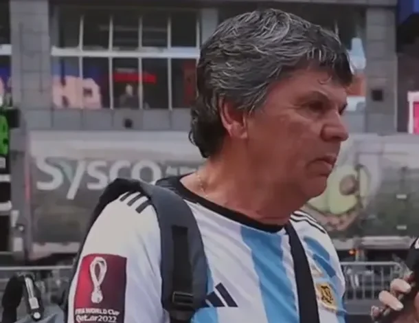 Un hincha argentino en Nueva York con una camiseta de la Selección Argentina