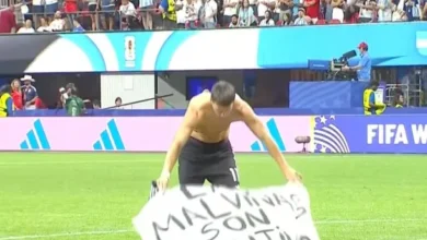 La Selección Argentina muestra la bandera de Malvinas en el estadio