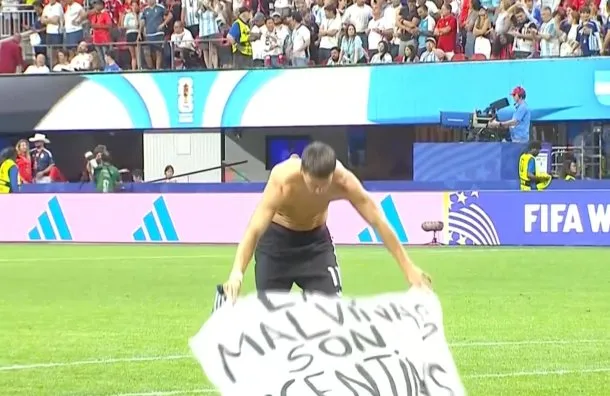 La Selección Argentina muestra la bandera de Malvinas en el estadio