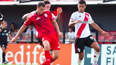 Imagen de los jugadores de River Plate y Barracas Central en el campo de juego