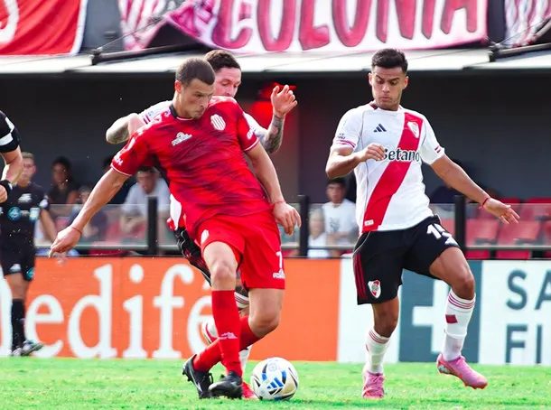 Imagen de los jugadores de River Plate y Barracas Central en el campo de juego