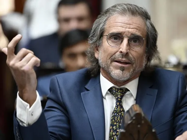Bertie Benegas Lynch y Lucas Morando en un debate sobre Manuel Adorni
