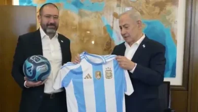 Benjamin Netanyahu y el embajador argentino en Israel, Shimon Axel Wahnish, con una camiseta de la Selección Argentina