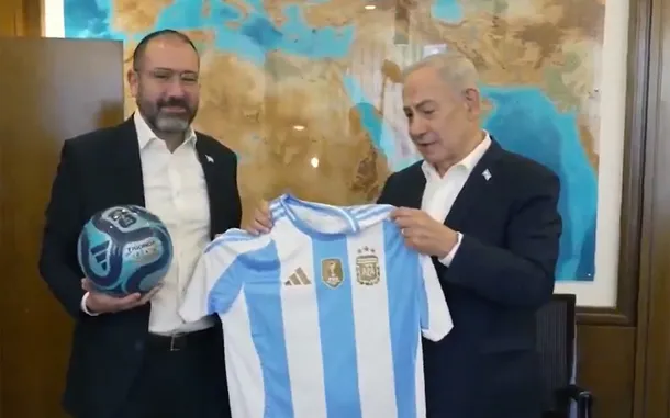 Benjamin Netanyahu y el embajador argentino en Israel, Shimon Axel Wahnish, con una camiseta de la Selección Argentina