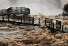 Imagen de las Cataratas del Iguazú con el agua cubriendo las pasarelas