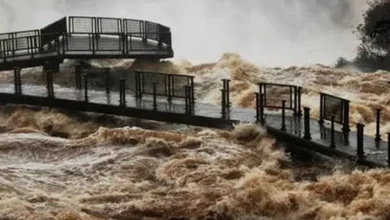 Imagen de las Cataratas del Iguazú con el agua cubriendo las pasarelas