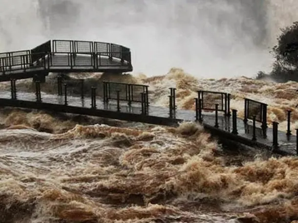 Imagen de las Cataratas del Iguazú con el agua cubriendo las pasarelas
