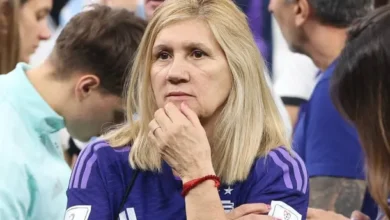Celia Messi, madre de Lionel Messi, sonríe mientras muestra su apoyo a la Selección Argentina