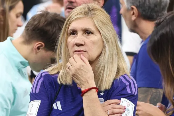 Celia Messi, madre de Lionel Messi, sonríe mientras muestra su apoyo a la Selección Argentina
