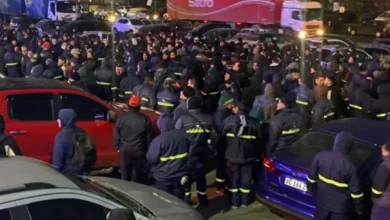 Trabajadores de la distribuidora de bebidas Express Beer protestan por el cierre de la empresa