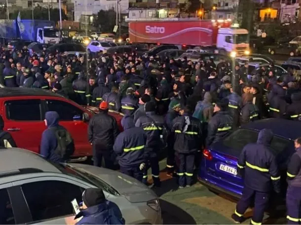 Trabajadores de la distribuidora de bebidas Express Beer protestan por el cierre de la empresa