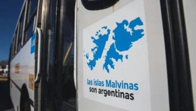 Carteles en colectivos que reclaman la soberanía sobre las Islas Malvinas