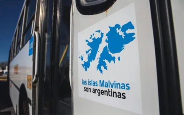 Carteles en colectivos que reclaman la soberanía sobre las Islas Malvinas