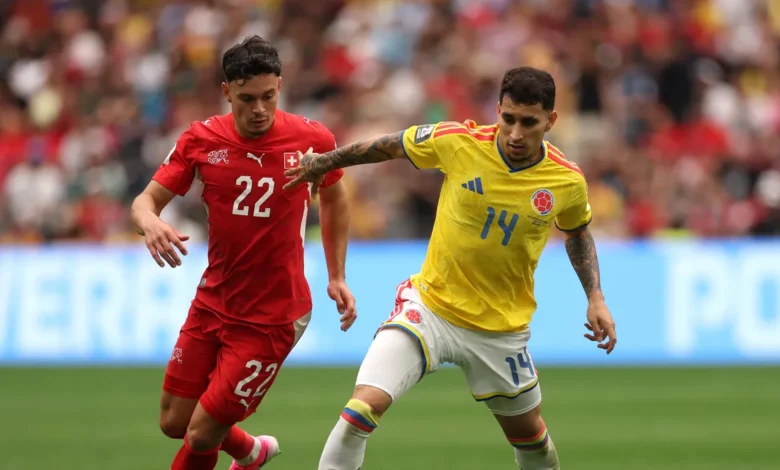 Jugador suizo en acción durante el partido contra Colombia