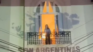 Cristina Kirchner en el balcón de su residencia con un mapeo de las islas Malvinas