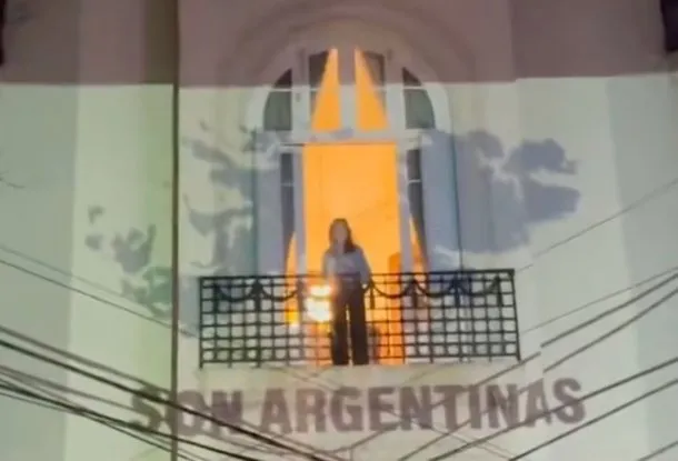 Cristina Kirchner en el balcón de su residencia con un mapeo de las islas Malvinas