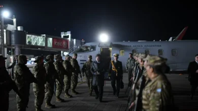 Javier Milei durante la vigilia del 9 de Julio, rodeado de autoridades y simpatizantes.